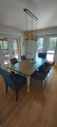 Ensemble table de bois et 6 chaises de salle à manger