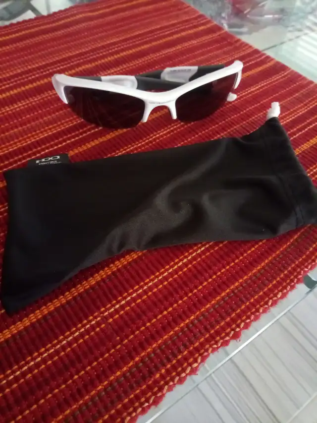 Oakley Flak Men’s Sunglasses in Other in Calgary - Image 2