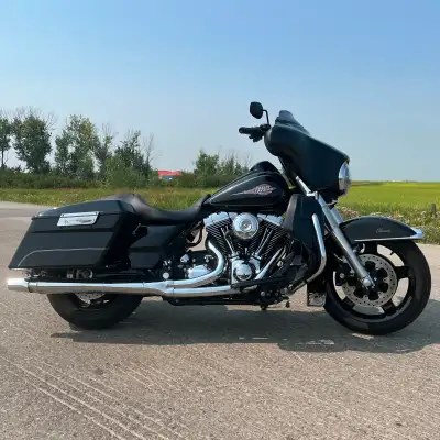- Thunderheader exhaust. - Screamin' Eagle high flow air cleaner kit. - Freedumb Fab t-bars with All...