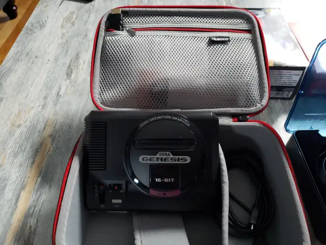 Sega Genesis mini+Hard Carry Case+Wireless Controller In Case in Other in City of Montréal - Image 5
