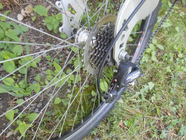 velo  montagne minelli victoria..21 vitesse roue 26 pouce in Mountain in Longueuil / South Shore - Image 6