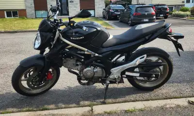 Moto agile et facile à conduire offrant de bonnes performances. Parfaite comme moto de tous les jour...