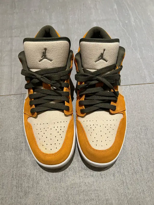 Nike Air Jordan 1 Low SE in Men's Shoes in Oakville / Halton Region - Image 4