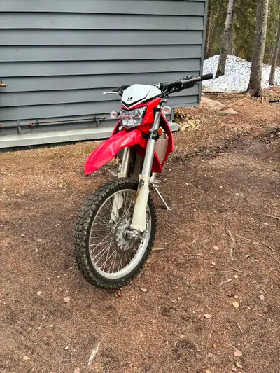 ‘09 Kawasaki KLX 250S Dual Sport bike. Street legal 6 spd transmission. Digital display. Low km. 2nd...