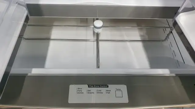 SALE! Refrigerator “SAMSUNG” H70/W33/D32 with Flex-Zone Drawer  in Refrigerators in Barrie - Image 4