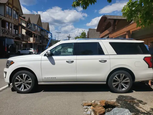 2021 white Ford platinum Max 4x4 sunroof