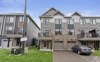 Reduced Rent for Pet Sitting! Clean + Bright Room in Barrhaven