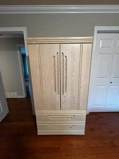 Solid wood queen bedroom set like new 3 pc mattress Not included Pic up in Mount Forest Text 6472368...