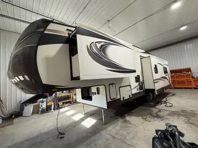 2014 JAYCO EAGLE 33.5RETS 5TH WHEEL. Hardwall, 3 slides, 4 seasons, front queen walk around bed, clo...