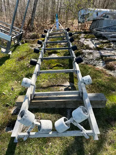 16ft aluminum Naylor boat roller, 1000lbs capacity, new hand crank and spare roller, this is ideal f...