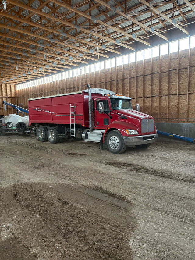 2018 Kenworth T370 in Farming Equipment in Medicine Hat - Image 2