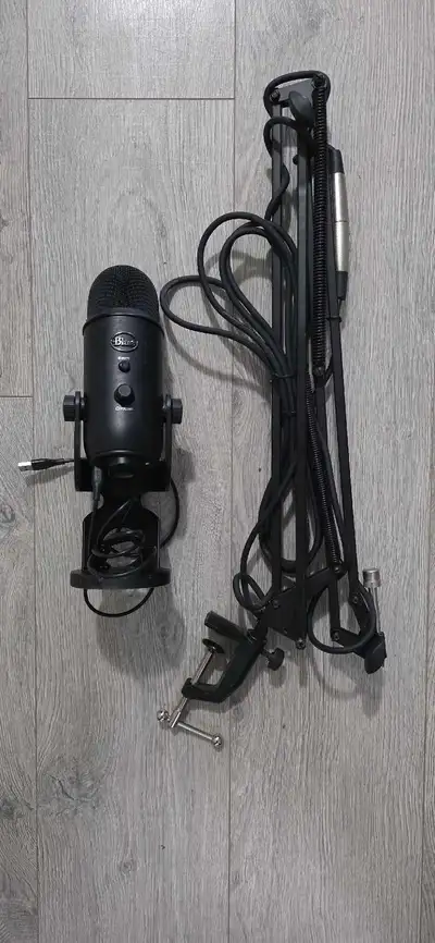Blue Yeti (Blackout) Mic w/ Boom Arm, View more