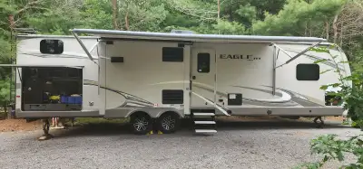 2017 Jayco Eagle 324BHTS Sleeps 10. Outdoor kitchen $35,000