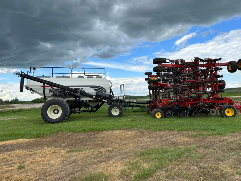 6550 Bourgualt Air Tank and 3320 Drill Farming Equipment Saskatoon