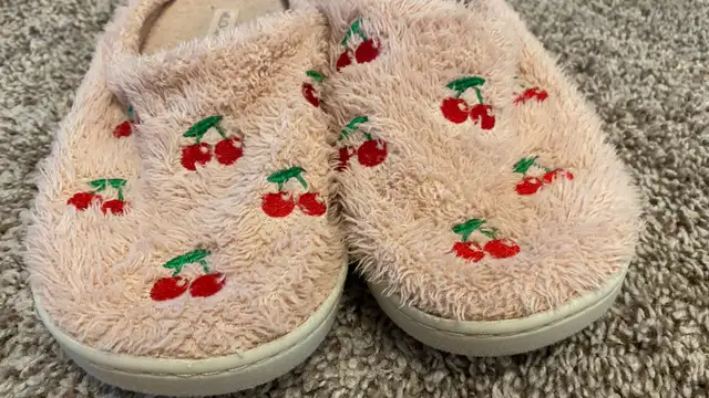 Kids Indoor Slippers - Size 5/6 Youth in Kids & Youth in Ottawa - Image 3