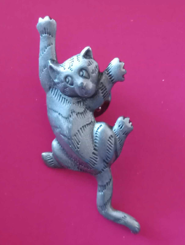 1988 Jonette Jewelry pewter cat pin-rare in Jewellery & Watches in St. Catharines