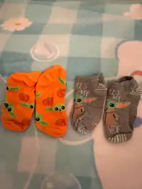 Two pairs of hot topic baby yoda mandalorian grogu ankle socks 