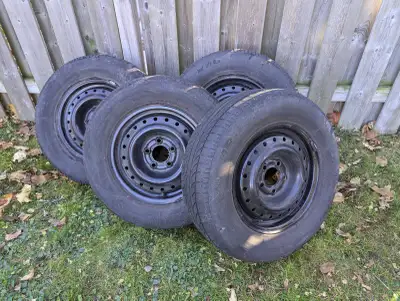 Jeu de jantes (4) pour Dodge Caravan ou autres compatibles . Les pneus doivent être remplacés mais l...