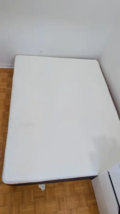 matelas acheter chez dormez-vous bon etat, 3 petites taches modele; dormeodark raison de la vente; m...