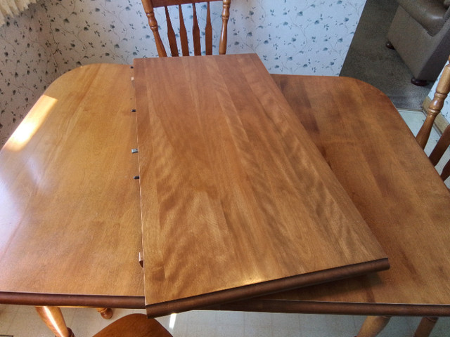 COLONIAL MAPLE TABLE AND CHAIRS in Dining Tables & Sets in St. Catharines - Image 2