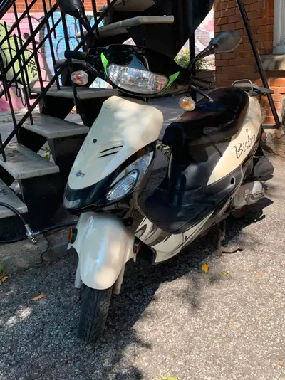 Scooter Bistro 50cc 2013: 13 000 km Ce scooter est une aubaine pour toute personne qui ne se fie pas...
