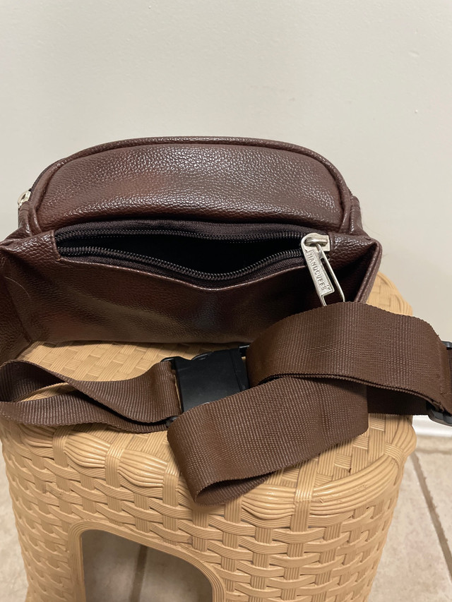 Unisex Belt Bag with 4-Zipper Pockets in Garage Sales in Mississauga / Peel Region - Image 4