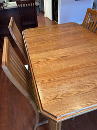 Table de salle à manger en bois avec 4 chaises et vaisselier 