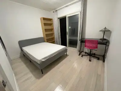 only female！ A room for rent in the main Floor 850/month for 1 girl. 1000/month for 2 girls .Share t...