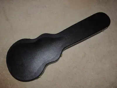 This is a Yorkville Deluxe Arch-Top Les Paul case (model YEC-6HLPDLX) available in brand new, unused...