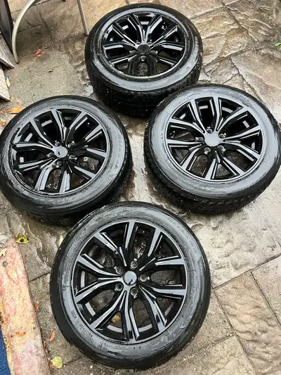 Set of 4 BMW 17” Rims 5X120 and 215/60R17 Bridgestone Blizzak winter tires for X1 and X3. The rims a...