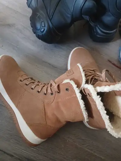 Size 8 UGG woman boot, View more