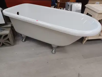 Acrylic Freestanding Bathtub like new condition! complete with 4 chrome ball feet Length: 5ft Width:...