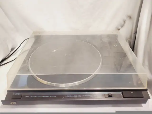 vintage jvc turntable model L-AX3B  FOR PARTS/REPAIR in Stereo Systems & Home Theatre in Mississauga / Peel Region - Image 4