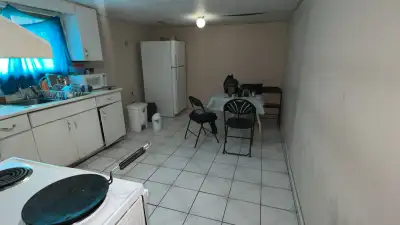 3 bedroomWalkout basement available from July near Westwood mall