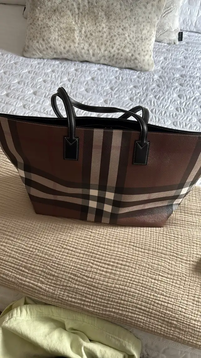 Burberry Médium Check Tote New with Tags in Women's - Bags & Wallets in Gatineau - Image 2