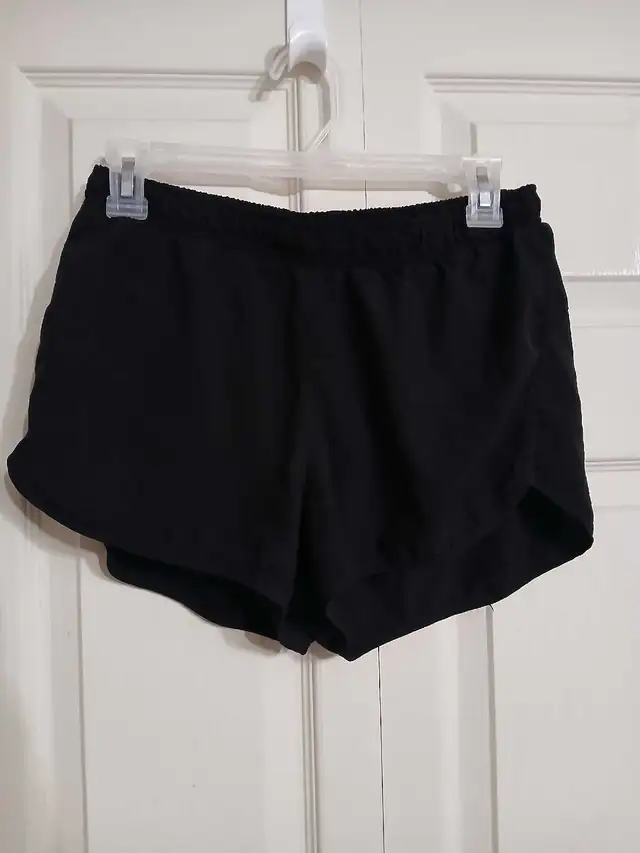 Old Navy active shorts, size small (S) in Women's - Bottoms in City of Toronto - Image 2
