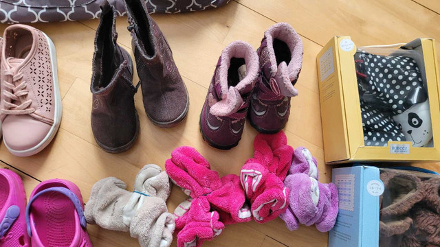 Lot de souliers, bottes, pantoufles,  sac à couches bébé  dans Articles multiples  à Longueuil/Rive Sud - Image 2