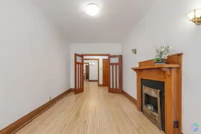 Condo au 5390 Avenue Decelles 2 chambres / 1 salle de bain / 1er étage Aire habitable (s-sol exclu)...