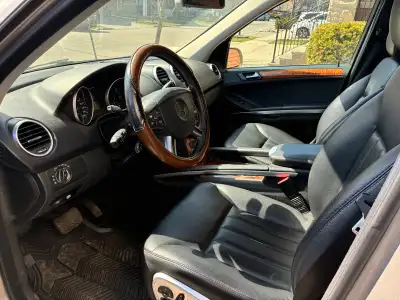 NOTE: - AS-IS SALE…..YES, “AS-IS SALE”….. This SUV is VERY clean, looks great and runs, but sometime...