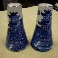 Vintage 1950's Blue Willow Salt and Pepper Set