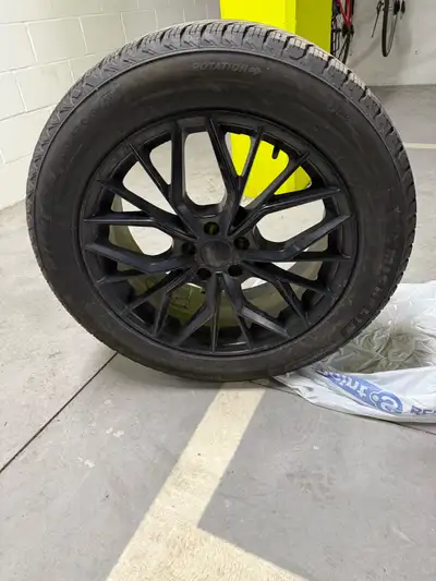 Je vends cet ensemble de pneus d'hiver Michelin X-Ice Snow SUV 235/55 R19 montés sur des jantes noir...