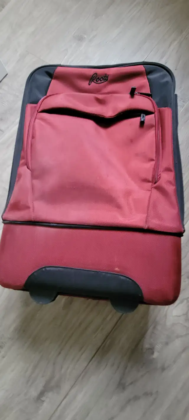 CARRY  ON ROOTS SUIT CASE LIKE NEW FOR SALE. in Bags & Luggage in Mississauga / Peel Region - Image 2