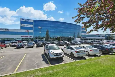 Professionally finished first class showroom/office space along the QEW business corridor, natural l...