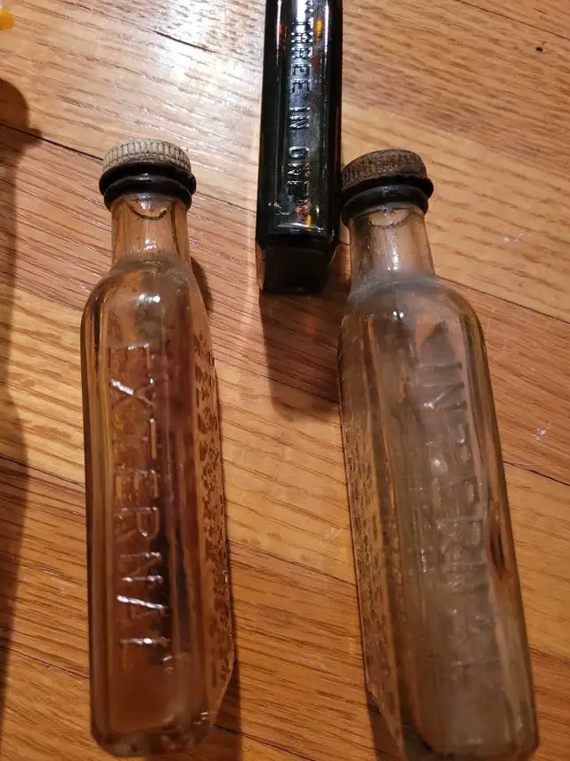 APOTHECARY MEDICAL BOTTLES. ANTIQUE MEDICAL BOTTLE in Arts & Collectibles in City of Toronto - Image 4