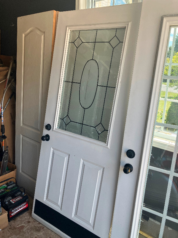 Exterior doors and garage entry door with closing cylinder. B/O