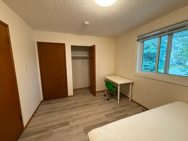 Main Floor Bedroom $675 close to Dalhousie Station63234808325891126