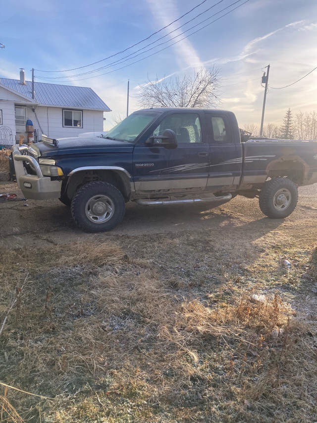 2001 cummins. 800 k on it every day driver. No leaks runs good in Cars & Trucks in Edmonton - Image 2