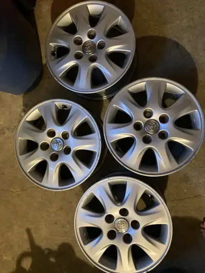 Mags Toyota (étaient sur Camry 2003) sur pneus 15 pouces. Bolt pattern 5x114.3 mm. Ne vient pas avec...
