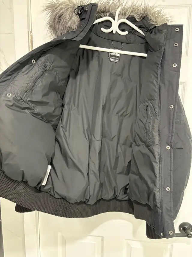 North Face Hyvent  winter coat LARGE in Other in City of Montréal - Image 5