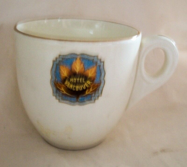 Vintage Royal Doulton Hotel Vancouver Espresso/Demitasse Cup dans Art et objets de collection  à Longueuil/Rive Sud